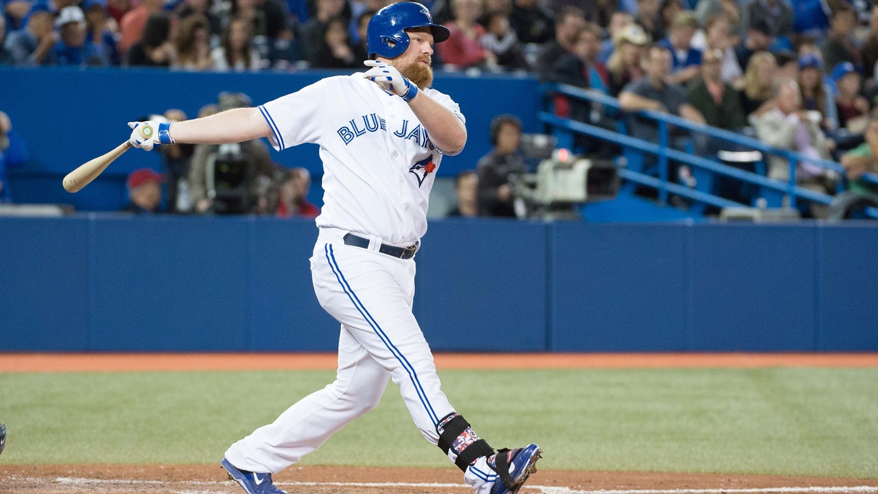 Brewers trade righty Estrada to Blue Jays for first baseman Lind